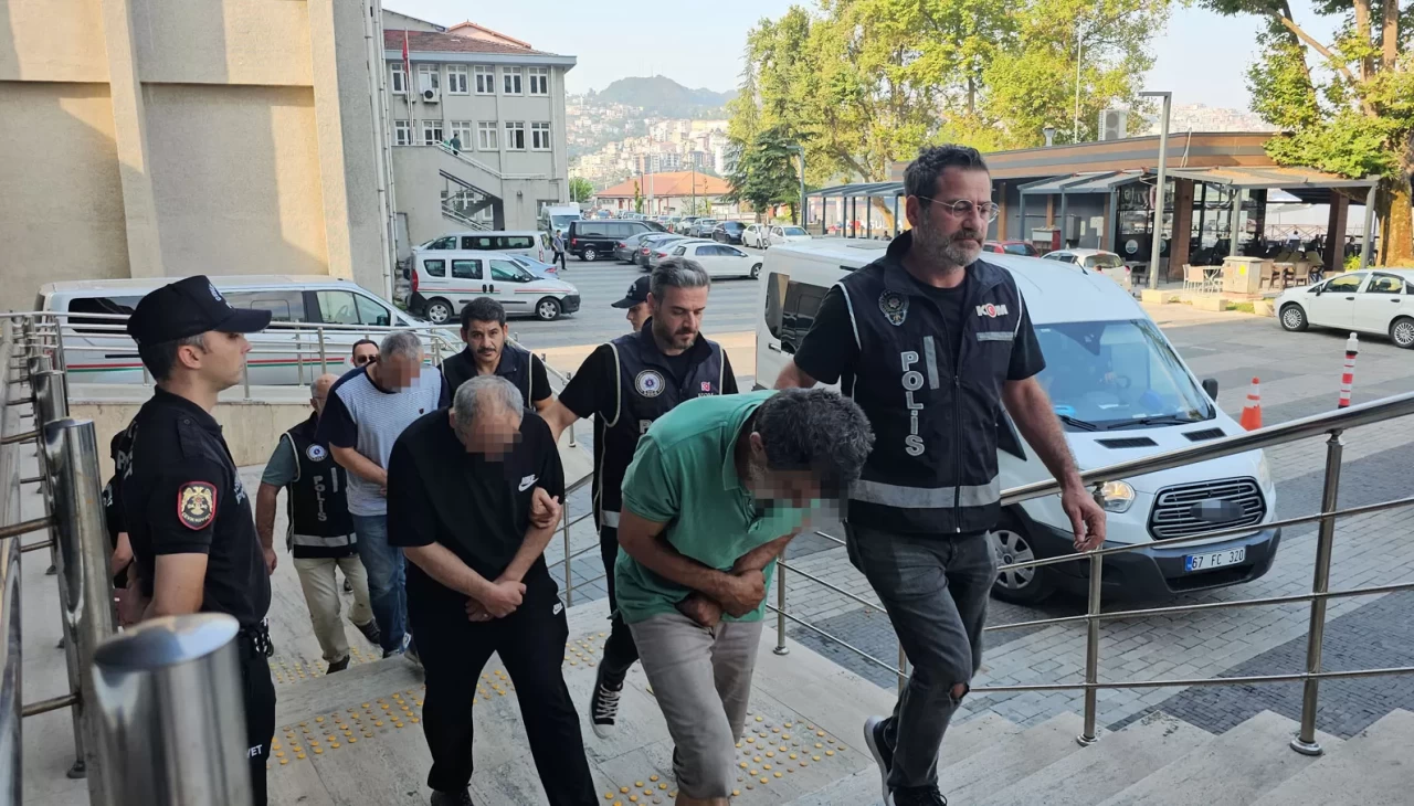 Dedektörle define ararken yakalanan 4 şüpheliye adli kontrol