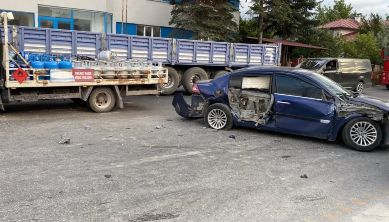 Tüp yüklü kamyon kazaya karıştı