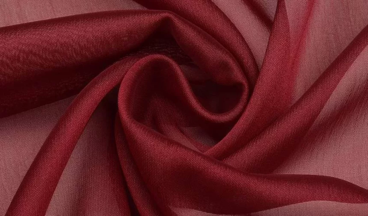 Şifon kumaş nedir? Hafifliği ve şeffaflığıyla giyim dünyasını kasıp kavuran özellikleri