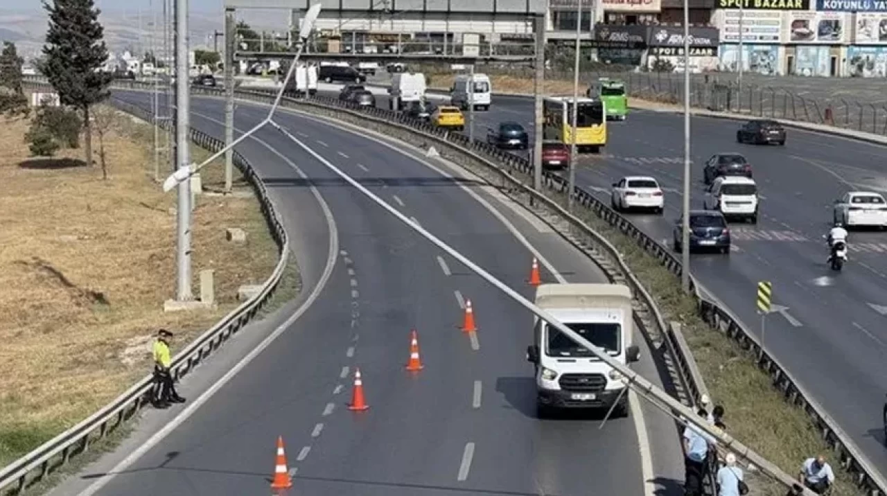 İstanbul'da rüzgar direk devirdi, E-5 kapandı