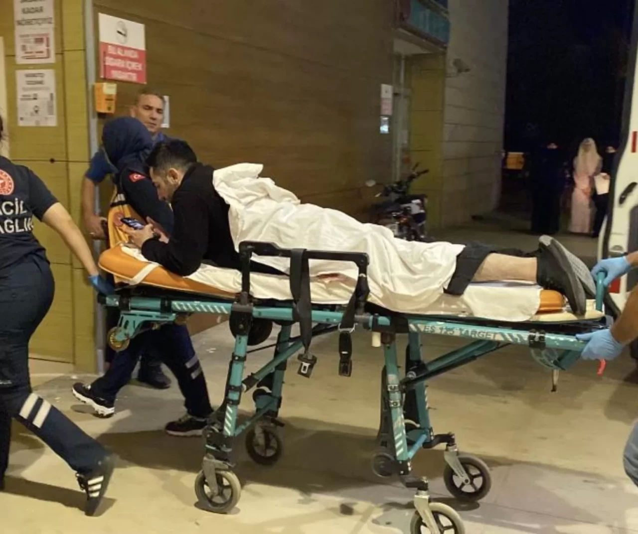 Kavgayı ayırmaya çalışan güvenlik görevlisi yaralandı