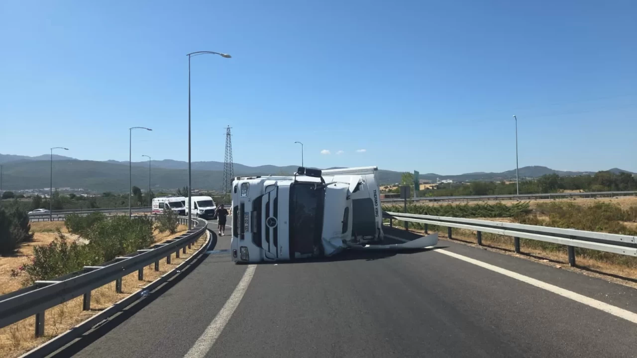 Tır devrildi; otoyol kavşağı kapandı