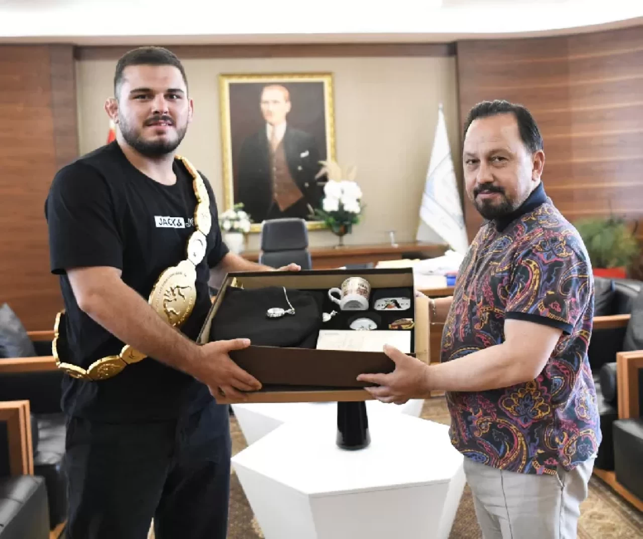 Kızıldağ Başpehlivanı Çelebi’den Başkan Uludağ’a ziyaret