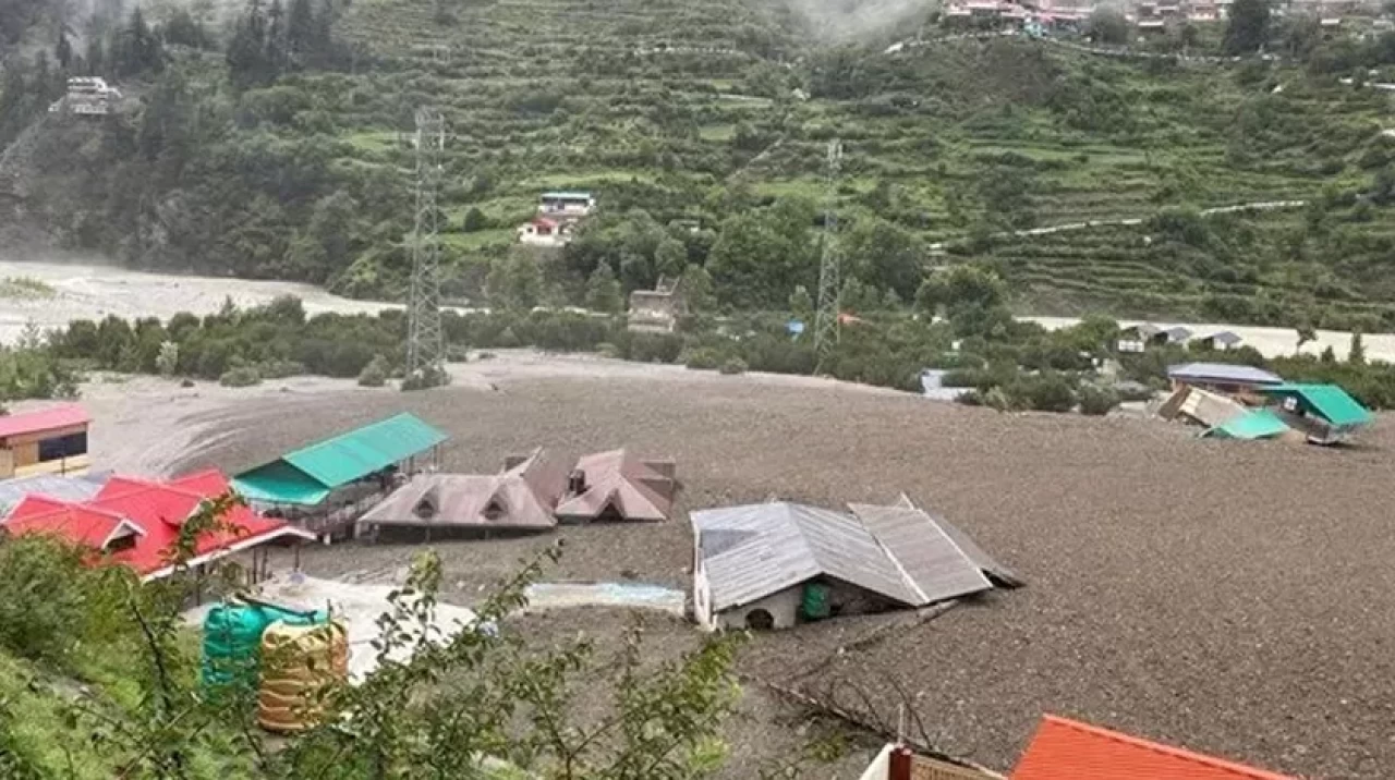 Çamur seli evleri yuttu: 4 ölü, onlarca kayıp