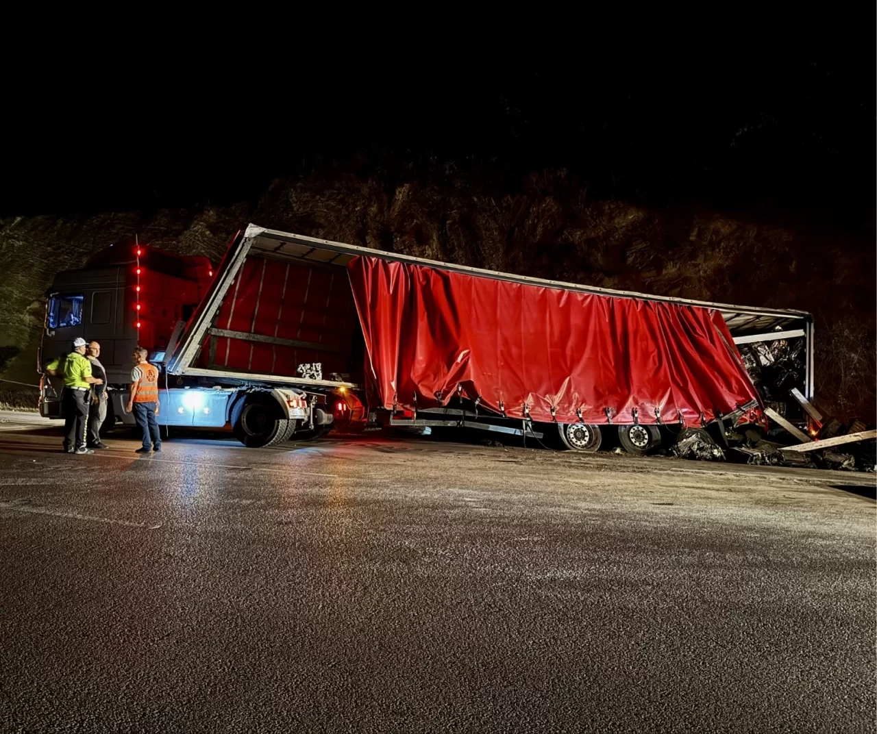 Samsun-Ankara kara yolunda şarampole devrilen tır ulaşımı aksattı