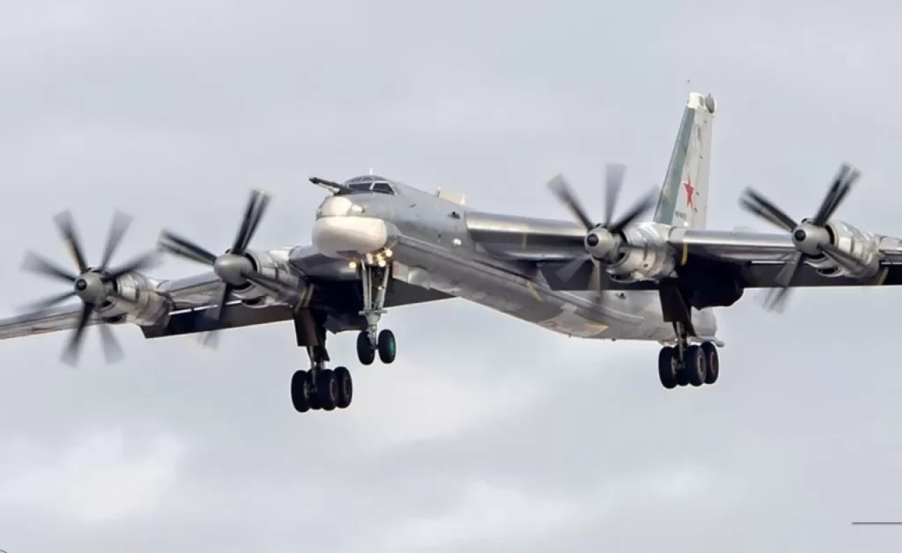 Rusya'dan stratejik mesaj! Tu-95MS havalandı, Su-33 eşlik etti