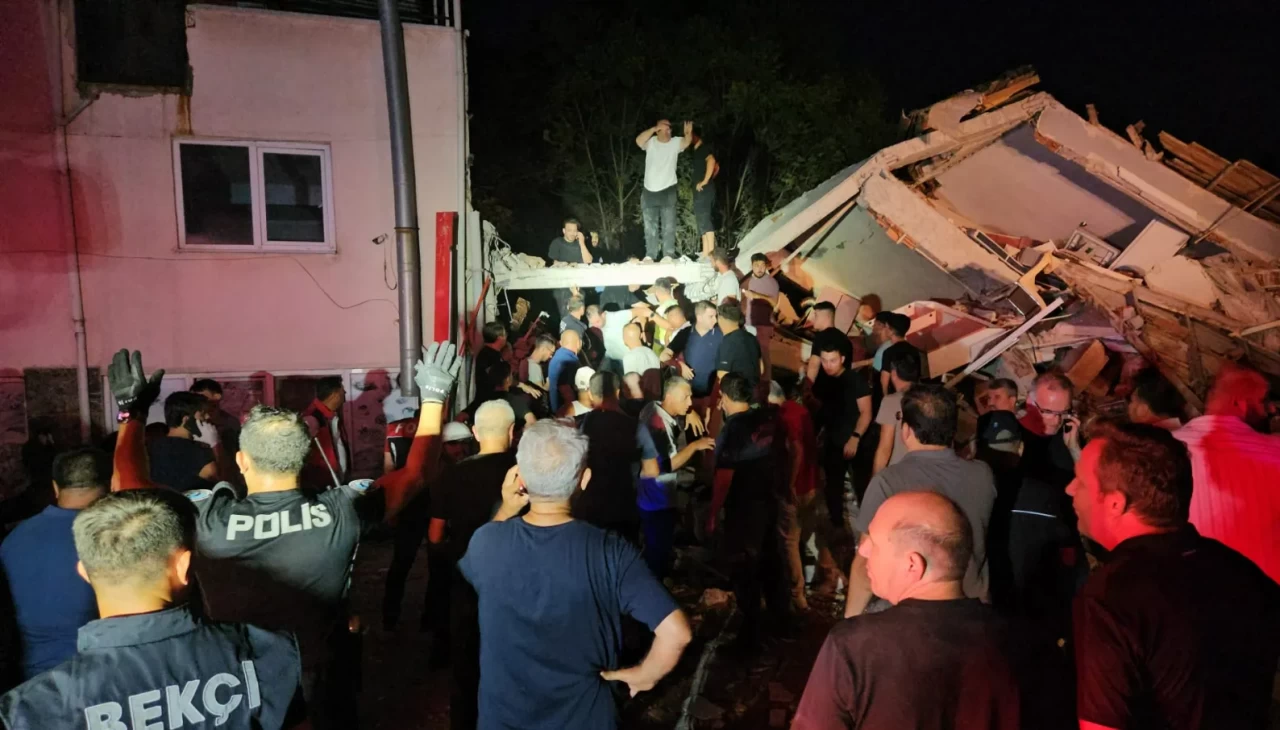 Balıkesir'deki depremde yıkılan binadan 1 kişi daha kurtarıldı