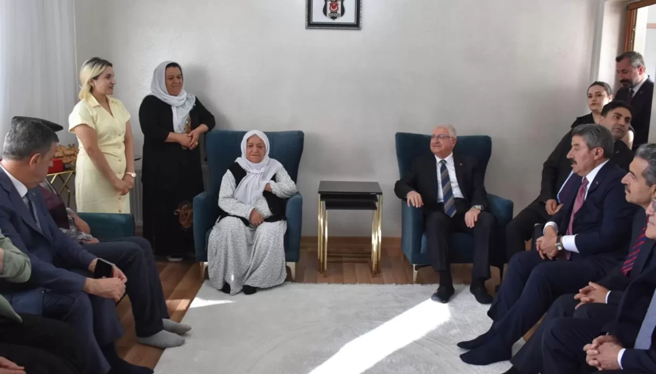 Milli Savunma Bakanı Yaşar Güler'den anlamlı hareket: Şırnak'ta şehit ailesini ziyaret etti
