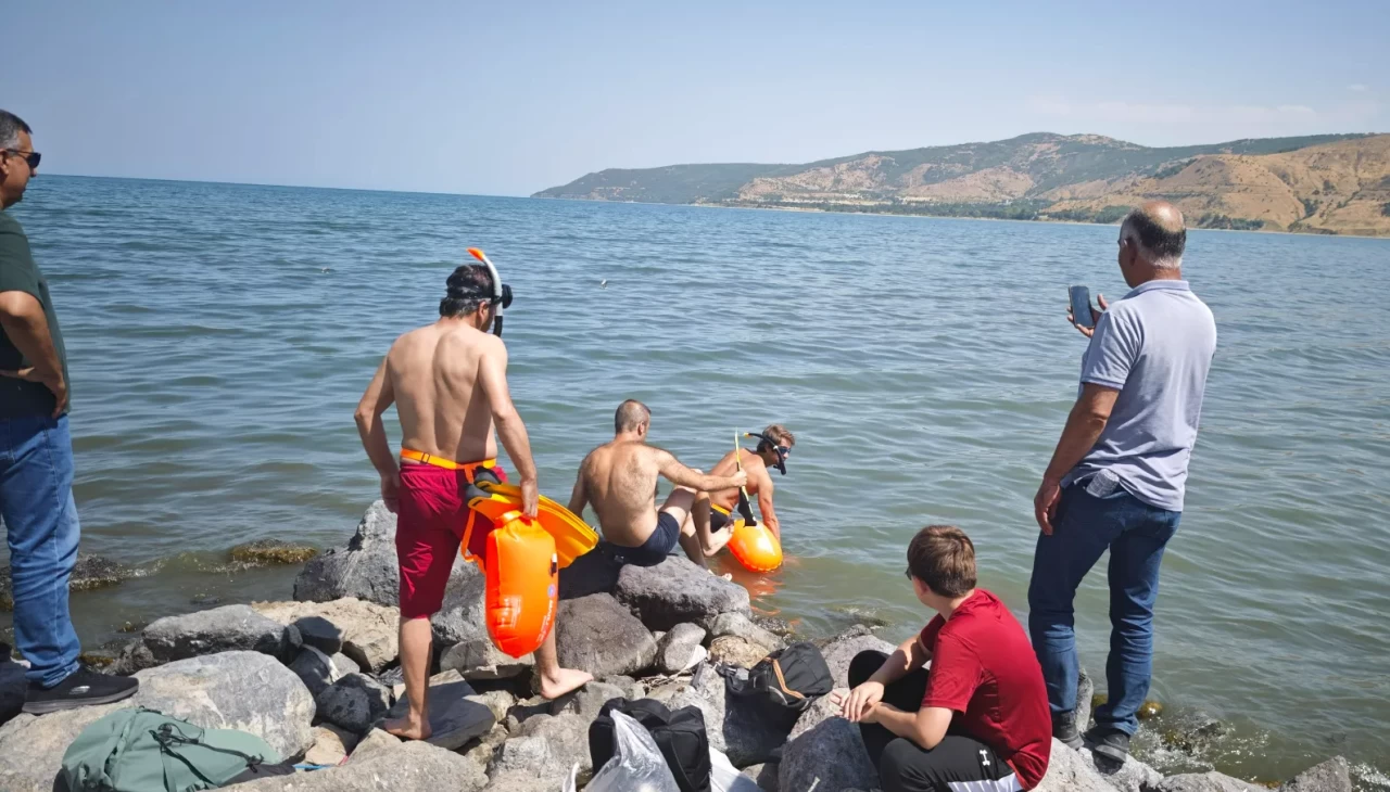 30 Ağustos'ta Van Gölü’nde 6 kilometre yüzdüler