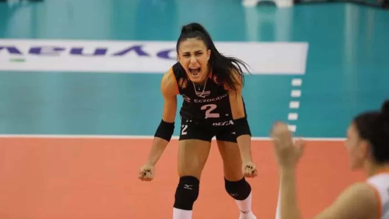 Eczacıbaşı Kadın Voleybol Takımı’nda Milli libero Simge Aköz sağ elinden ameliyat oldu