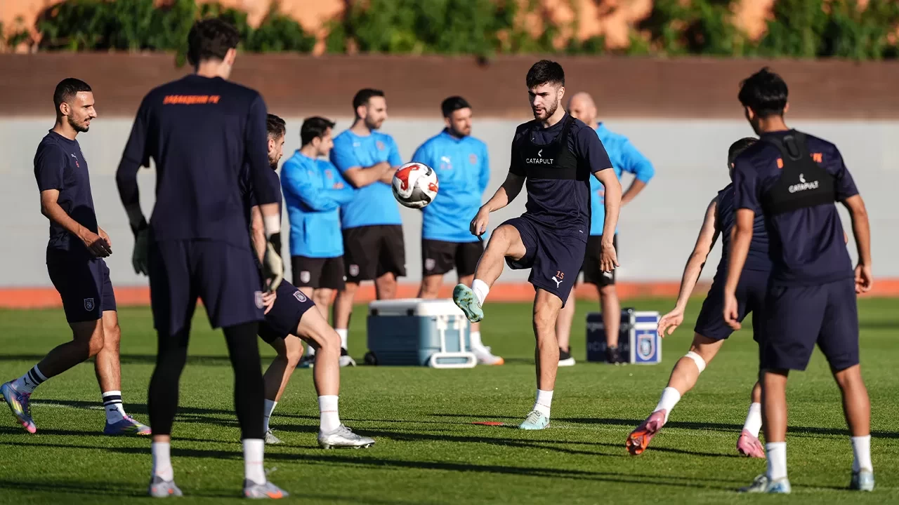 Başakşehir, UEFA Konferans Ligi play-off turunda Universitatea Craiova maçına hazır