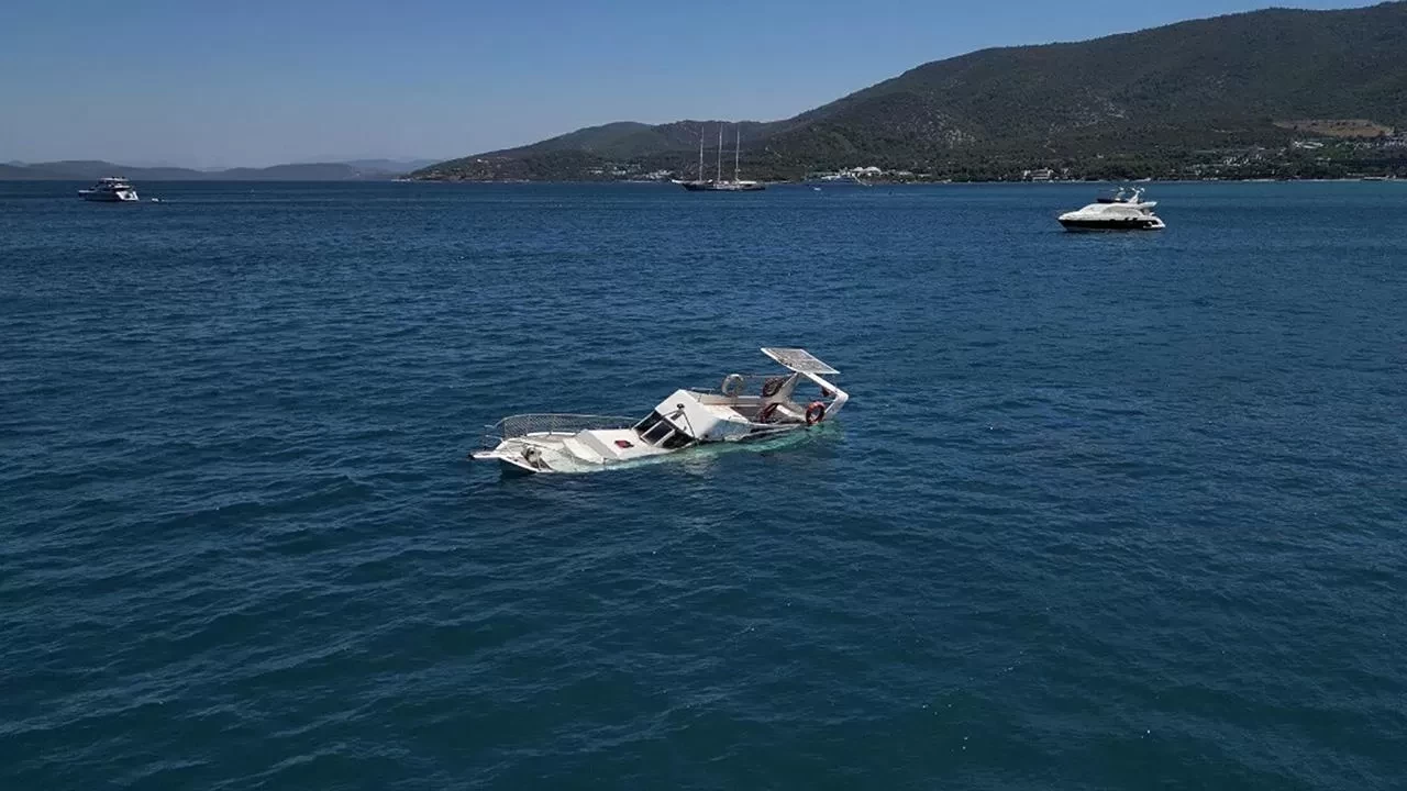 Bodrum'da 10 metrelik tekne battı