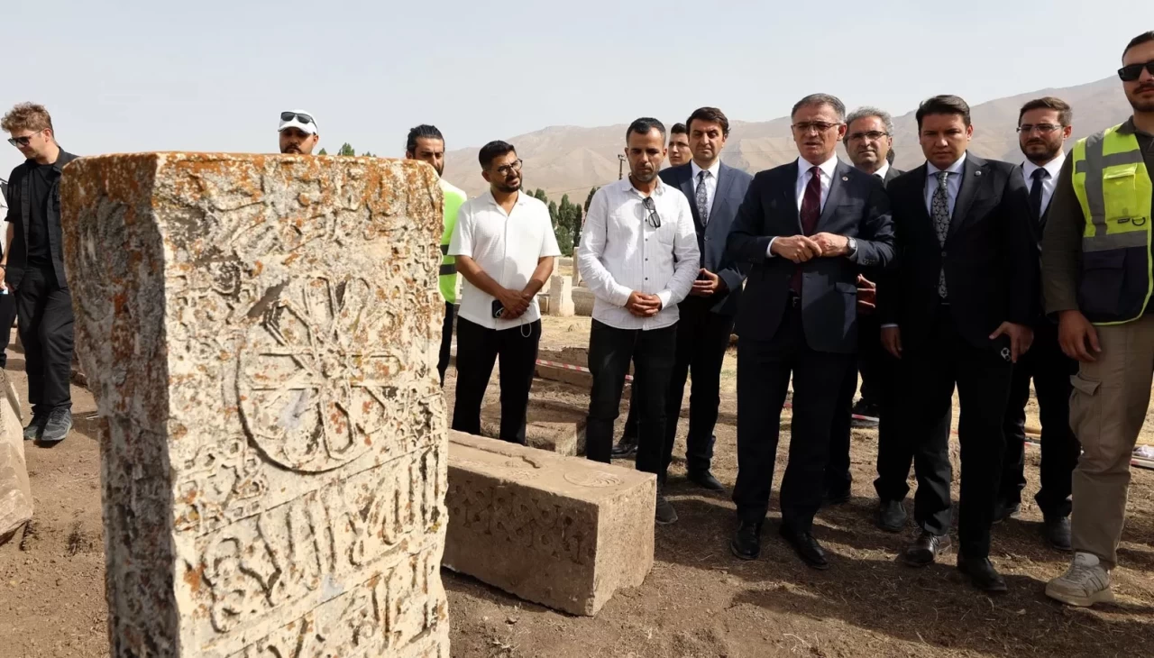 Van Valisi Balcı, Selçuklu Mezarlığı’ndaki çalışmaları inceledi