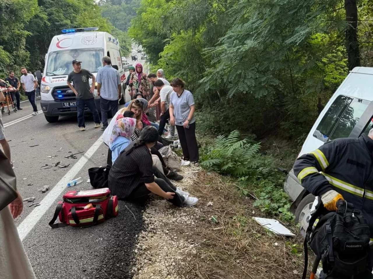 Ordu'da servis minibüsü ile otomobil çarpıştı: 15 yaralı