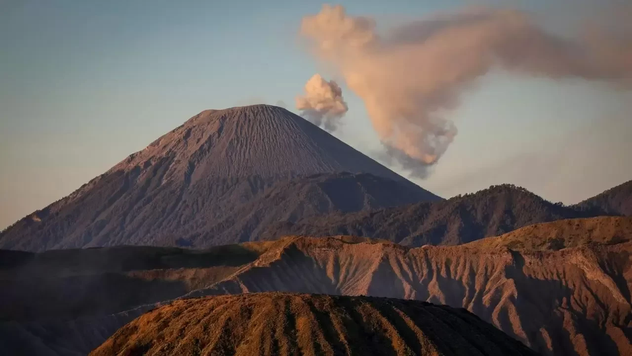 Semeru Yanardağı'nda ardı ardına patlamalar: Küller 600 metreye yükseldi