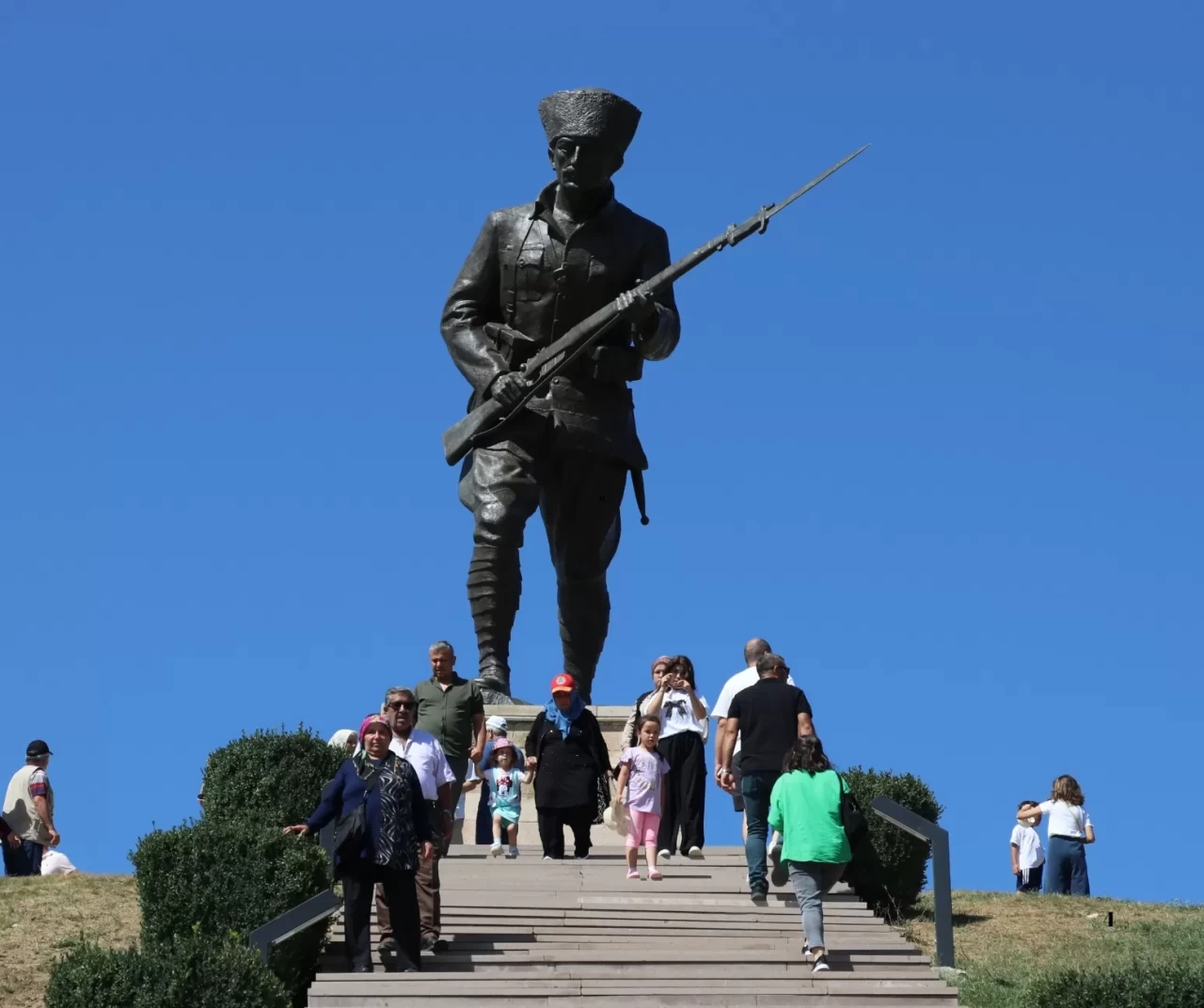Büyük Zafer'in 103. yılında Dumlupınar Şehitliği'nde ziyaretçi yoğunluğu