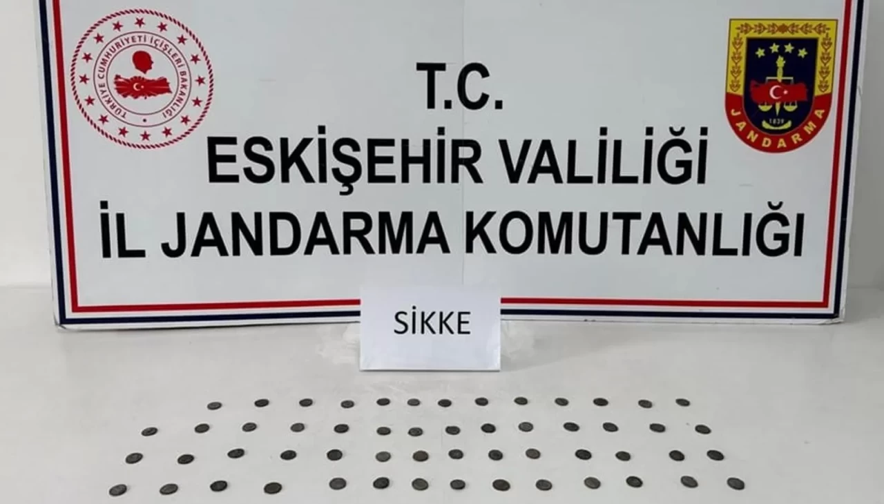 Tarihi eser kaçakçısı çantasındaki sikkelerle yakalandı