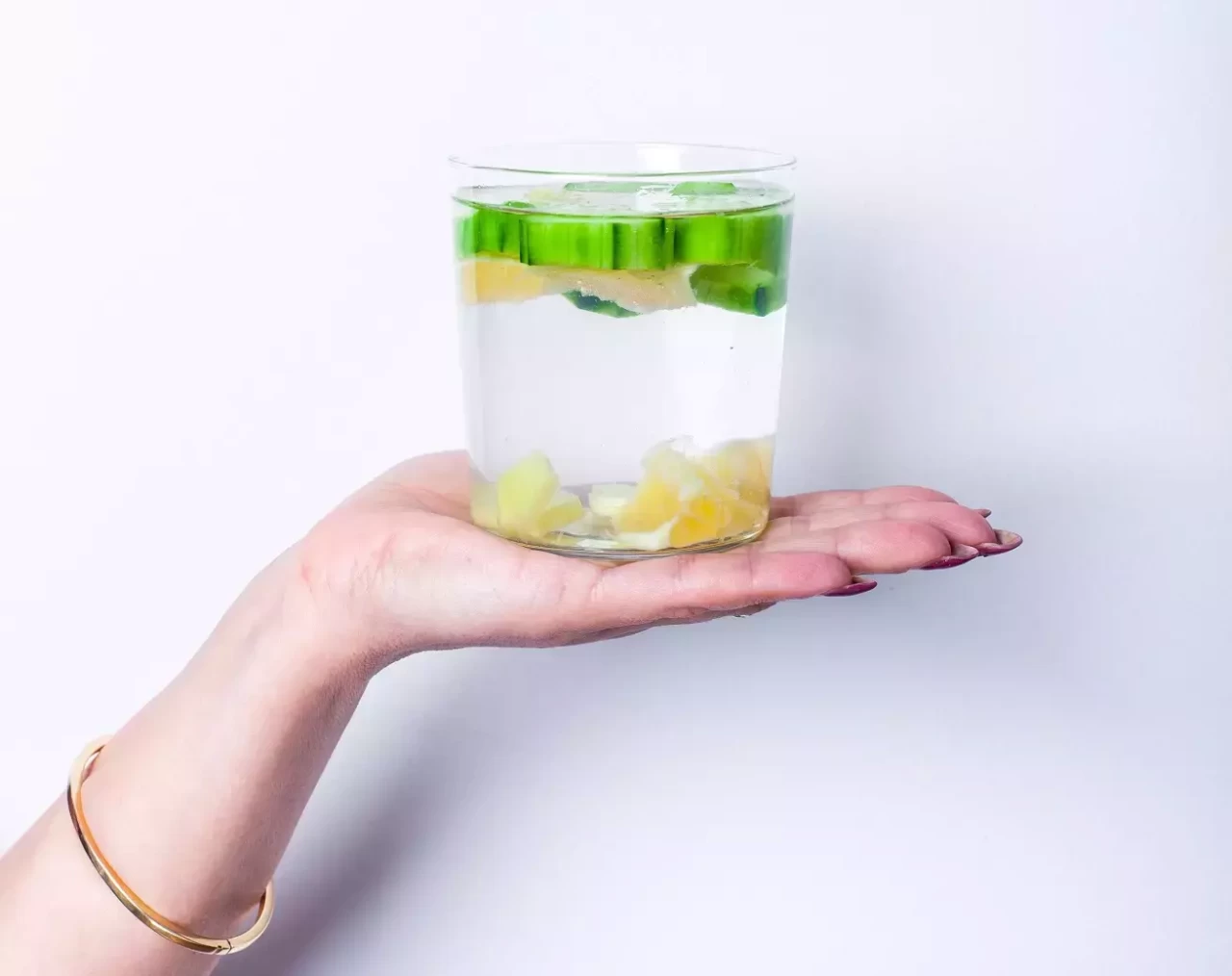 Su içmeyi sevmeyenler için aromalı su tarifleri