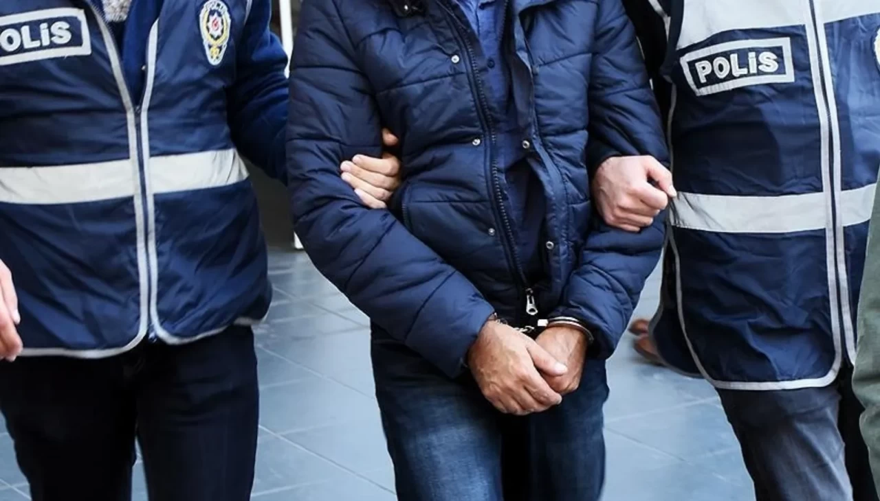 Firari hükümlü yakayı ele verdi