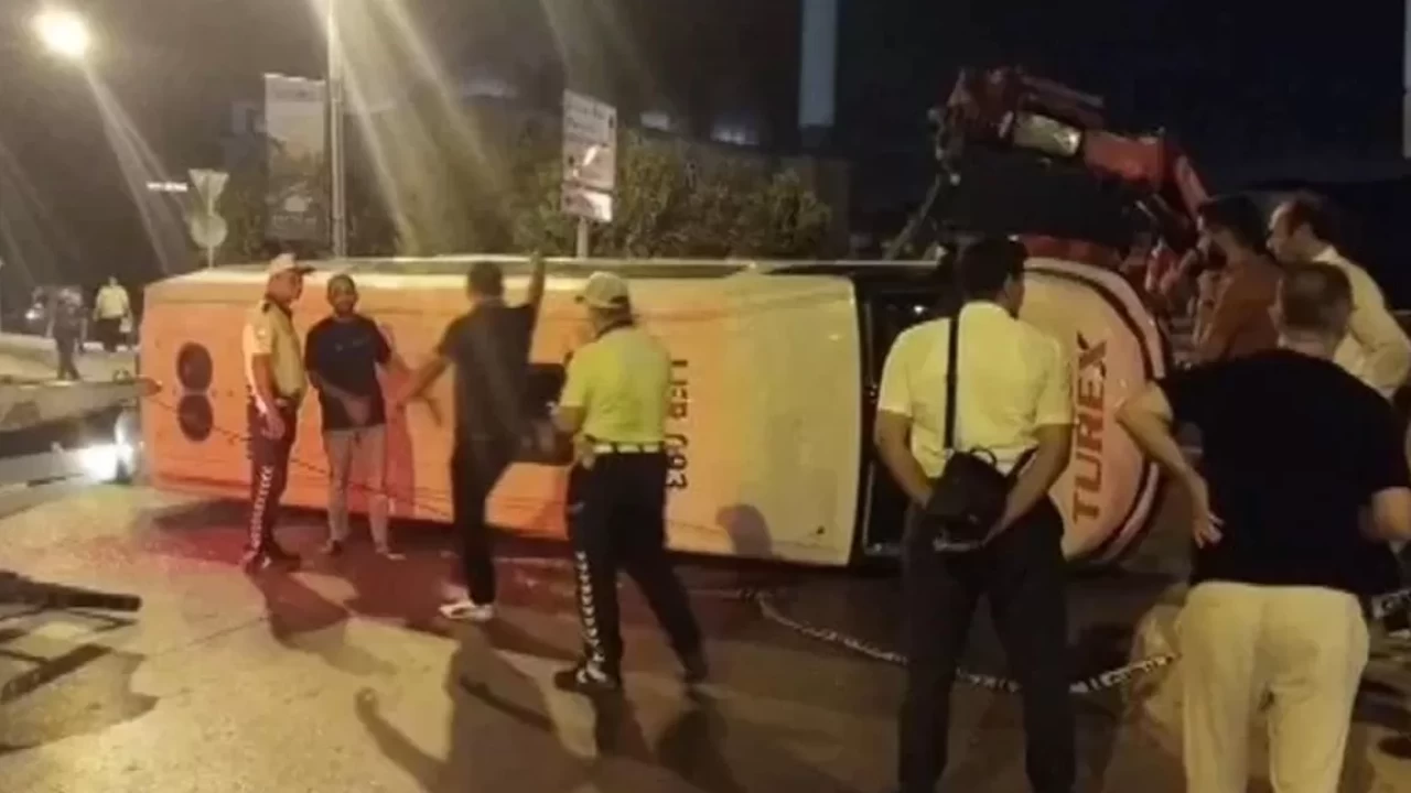 Sultanbeyli'de otomobil ile minibüs çarpıştı: 10 yaralı