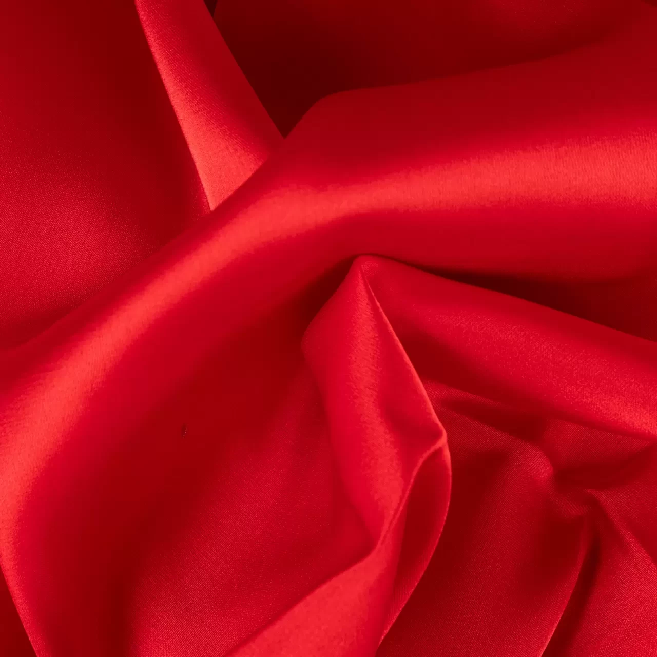 Saten ve Tafta Arasındaki Farklar: Hangi Durumda Hangi Kumaş?