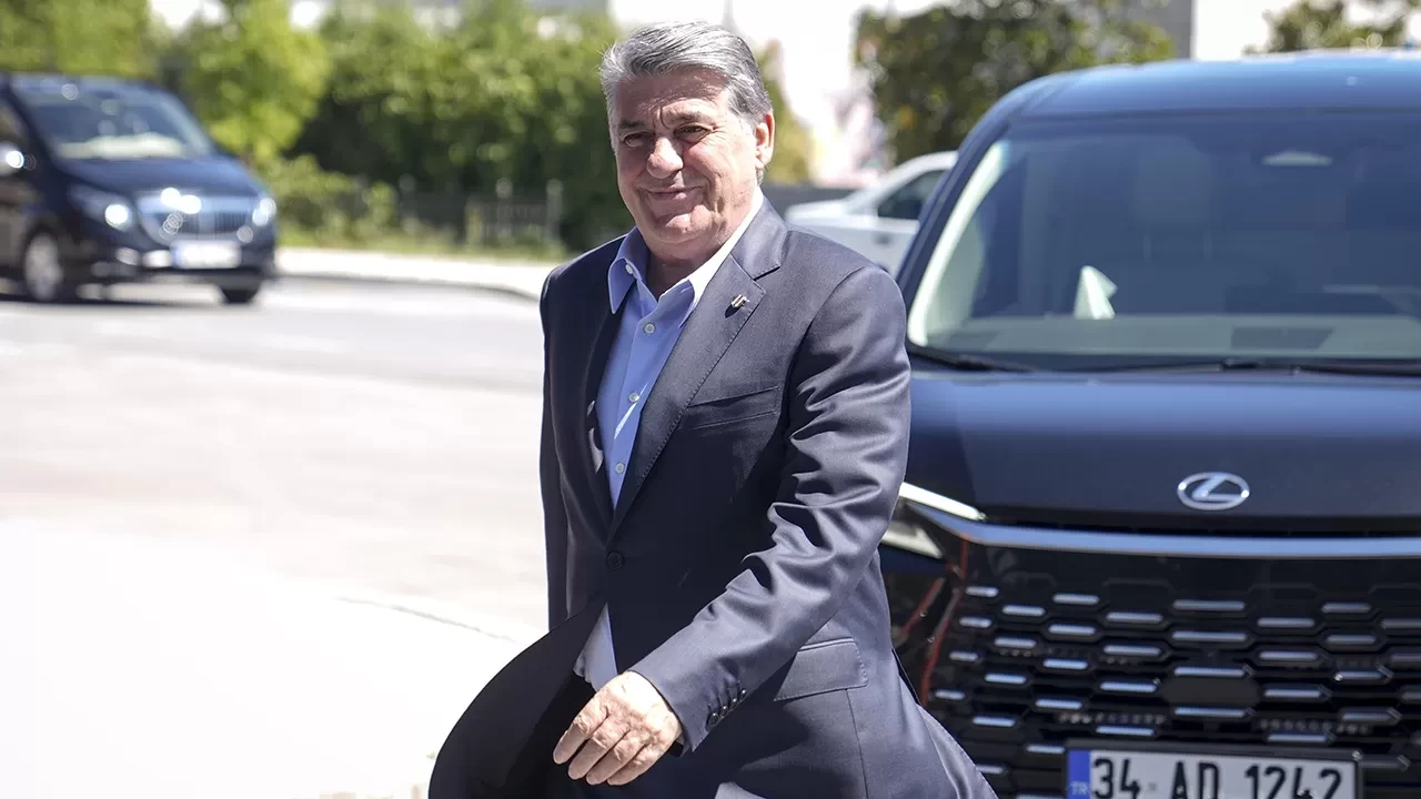 Serdal Adalı’dan Beşiktaşlılara transfer mesajı: “Aceleye getirmeyeceğim”