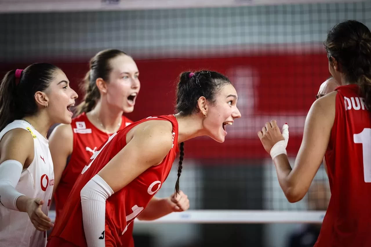 U21 Kadın Voleybol Milli Takımı'ndan büyük adım