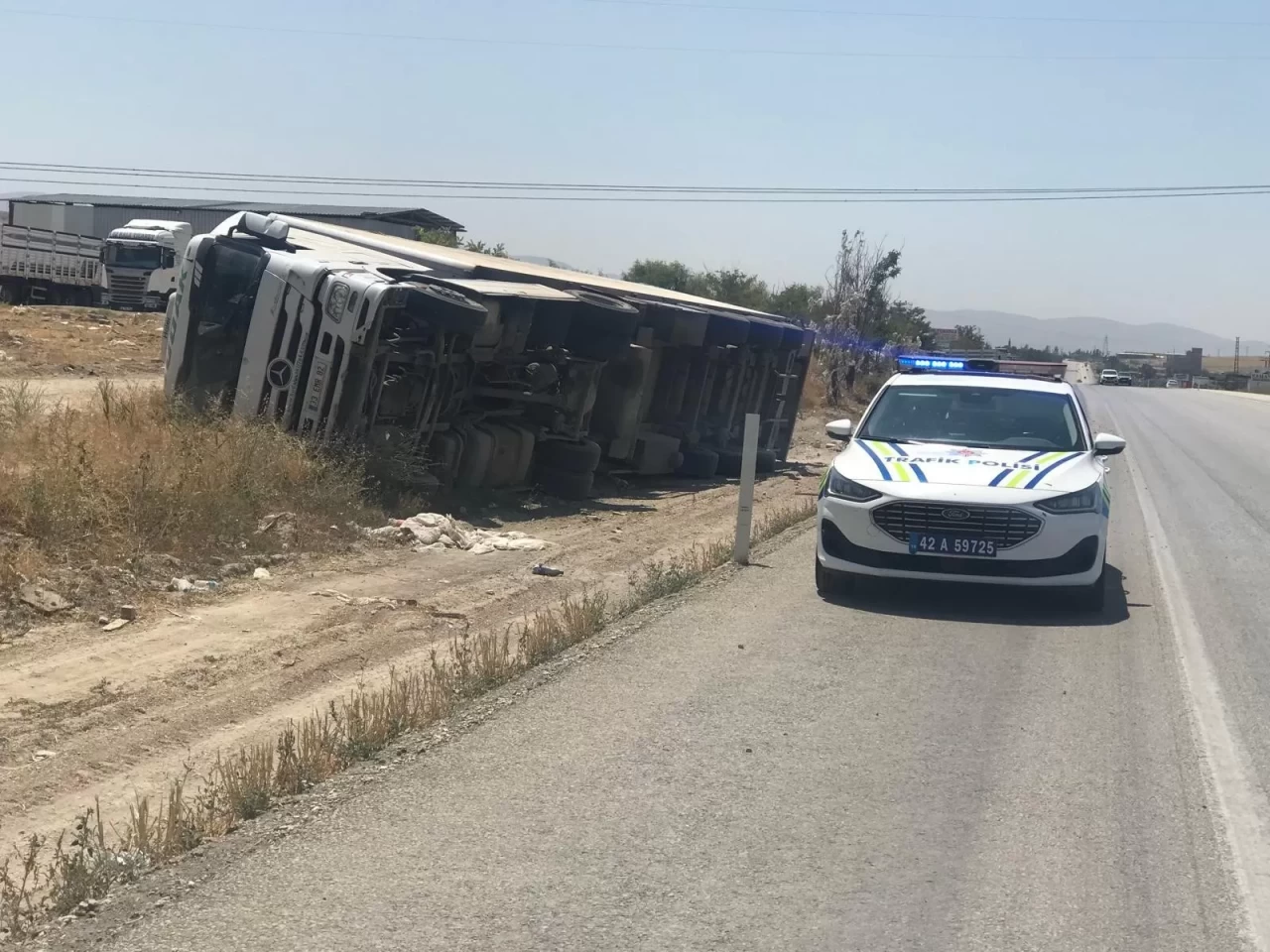 Kontrolden çıkan tır devrildi: Sürücü kazayı sıyrıklarla atlattı