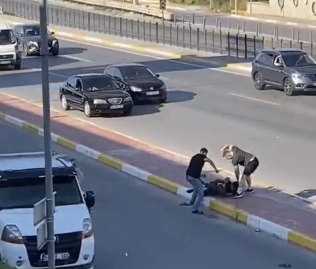 Cadde ortasında çekiç ve sopalı kavga kamerada