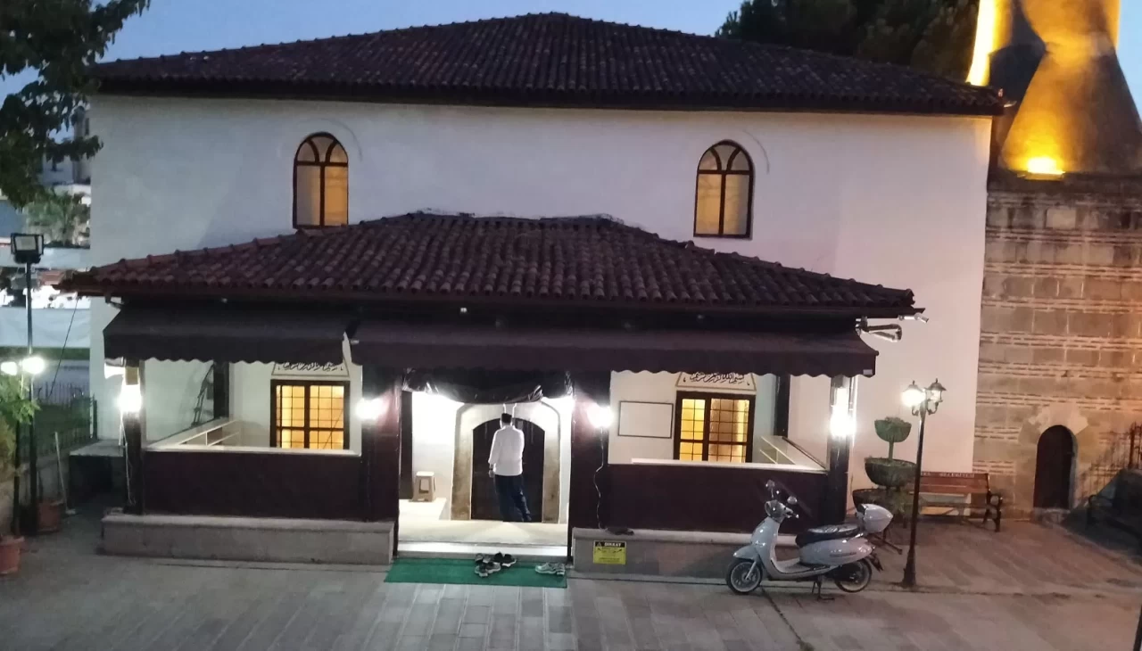 Pes dedirten olay! Bafra’da camiden hasır çalındı