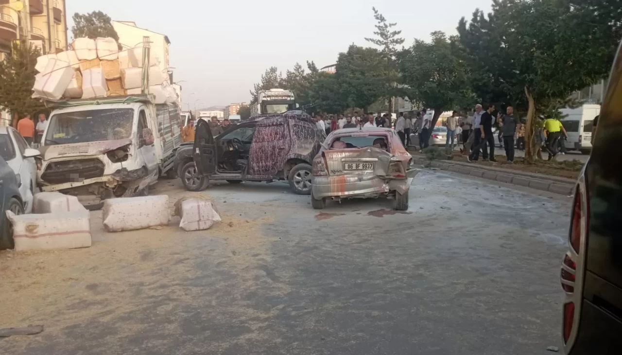 Bitlis'te freni boşalan tır, 8 aracı kullanılmaz hale getirdi