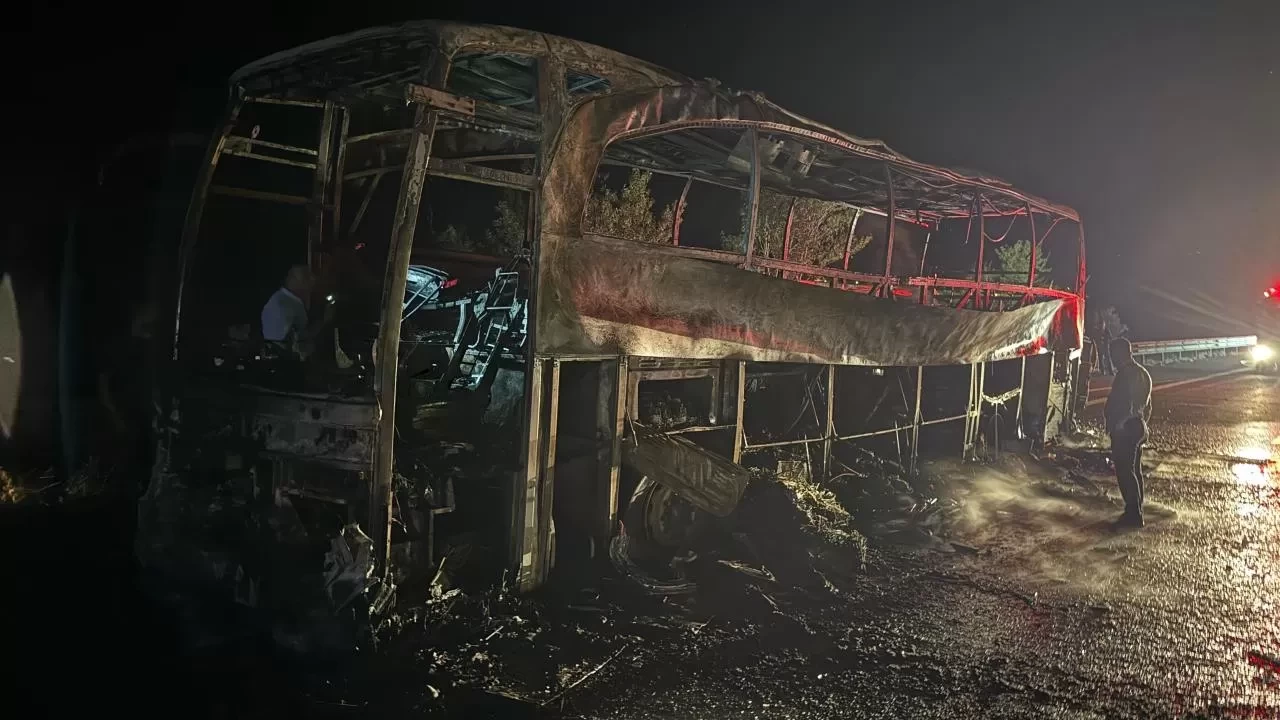 Ankara'da korku dolu anlar! Seyir halindeki yolcu otobüsü yandı