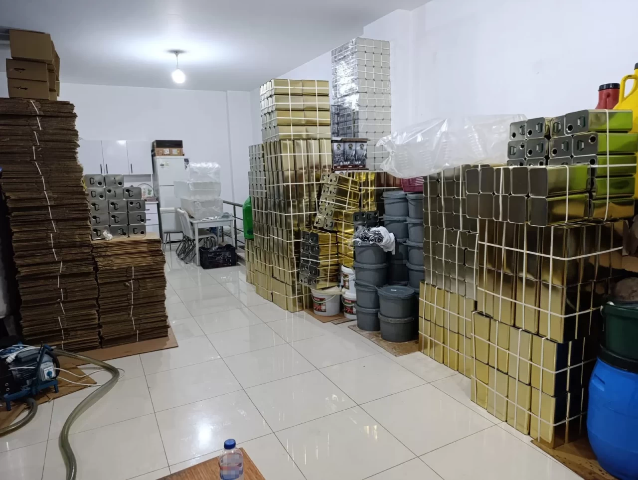 Edremit’te taklit ve tağşiş 15 bin 365 litre zeytinyağı ele geçirildi