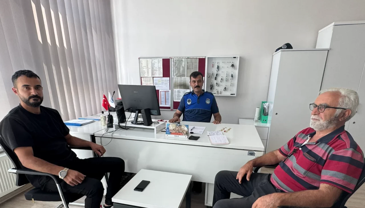 Yol kenarında bulduğu altınları sahibine teslim etti