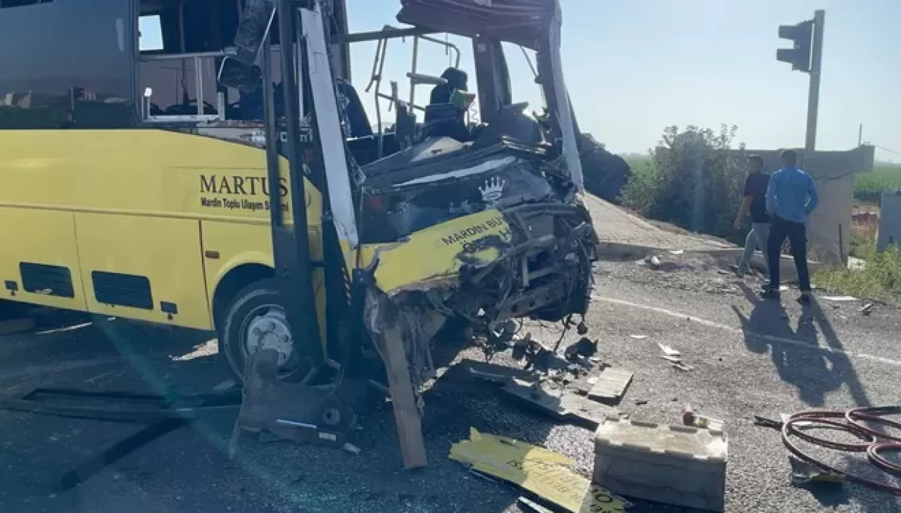 Mardin'de özel halk otobüsü ile tır çarpıştı: 1 ölü, 9 yaralı