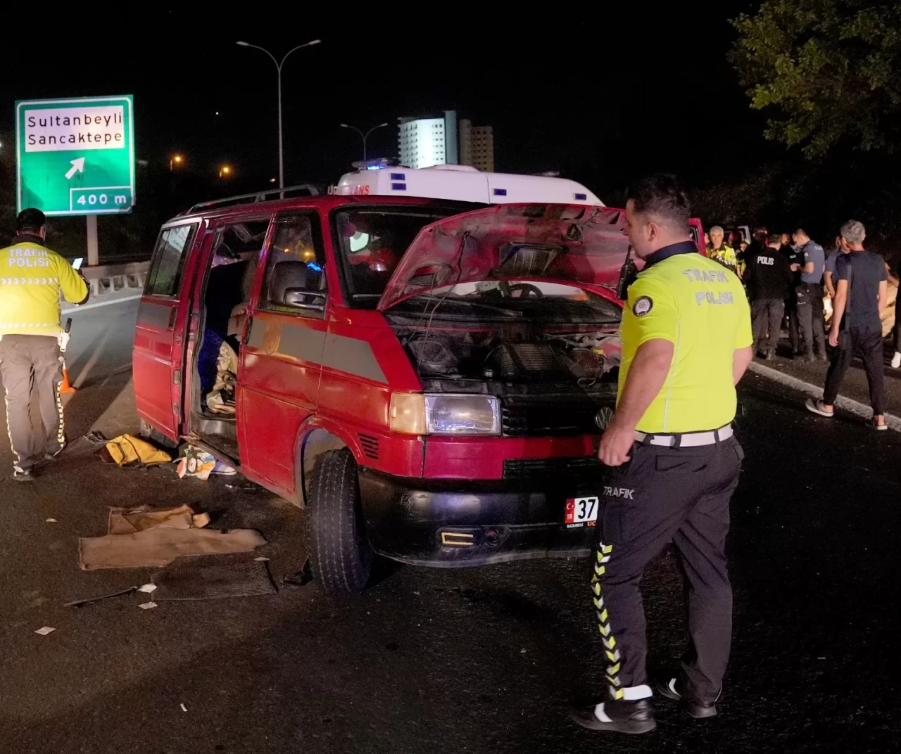 Sultanbeyli’de feci kaza! İki minibüs çarpıştı: 9 yaralı
