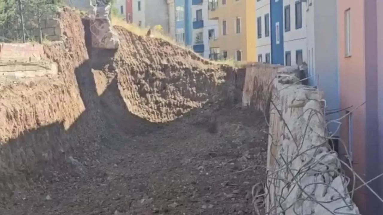 Erzurum İspir'de heyelan: Bazı evler tahliye edildi