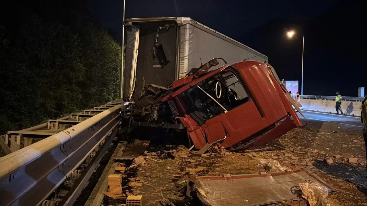 TEM’de tuğla yüklü tıra çarpan tır, hurdaya döndü: Sürücü yara almadan kurtuldu