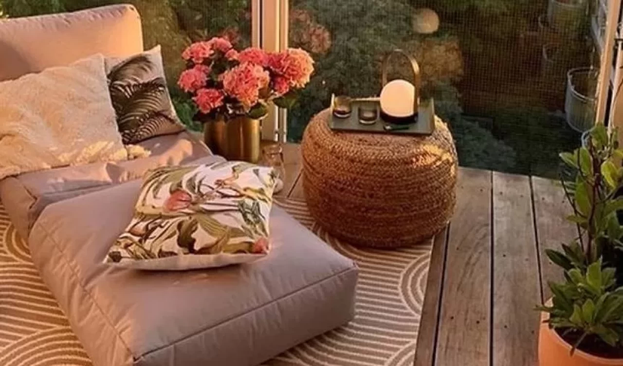 Balkonunuzu tatil köşesine dönüştürmenin en ucuz yolu