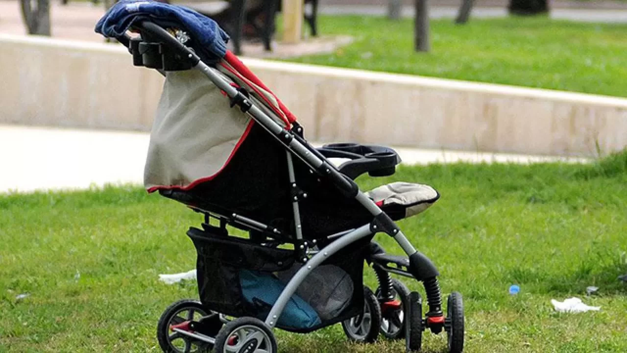 Bebek arabasıyla seyahati kısıtlayan uygulamaya son verildi