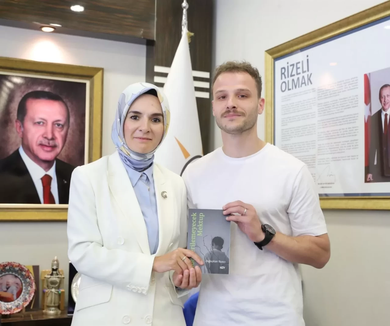 Devlet korumasında yetişen genç, hayat hikayesini yazdığı kitabını Bakan Göktaş'a hediye etti