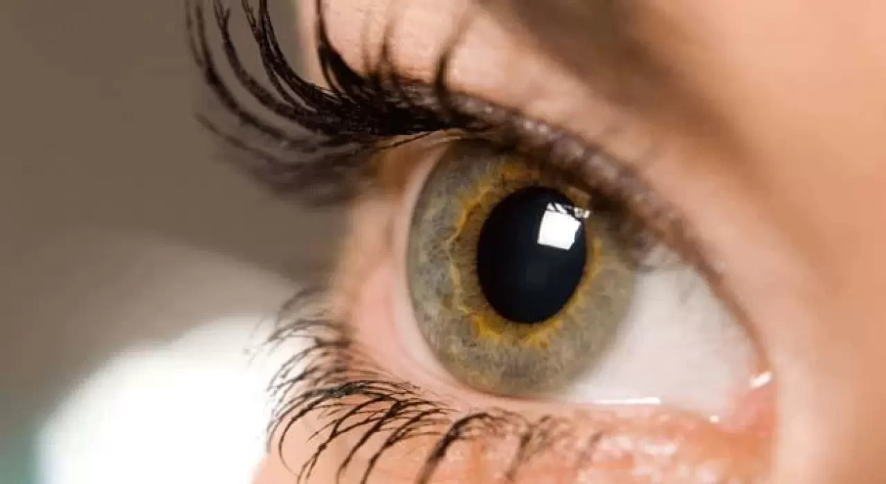 Gözlerde şimşek çakması neden olur? Yazılar neden birbirine karışır?