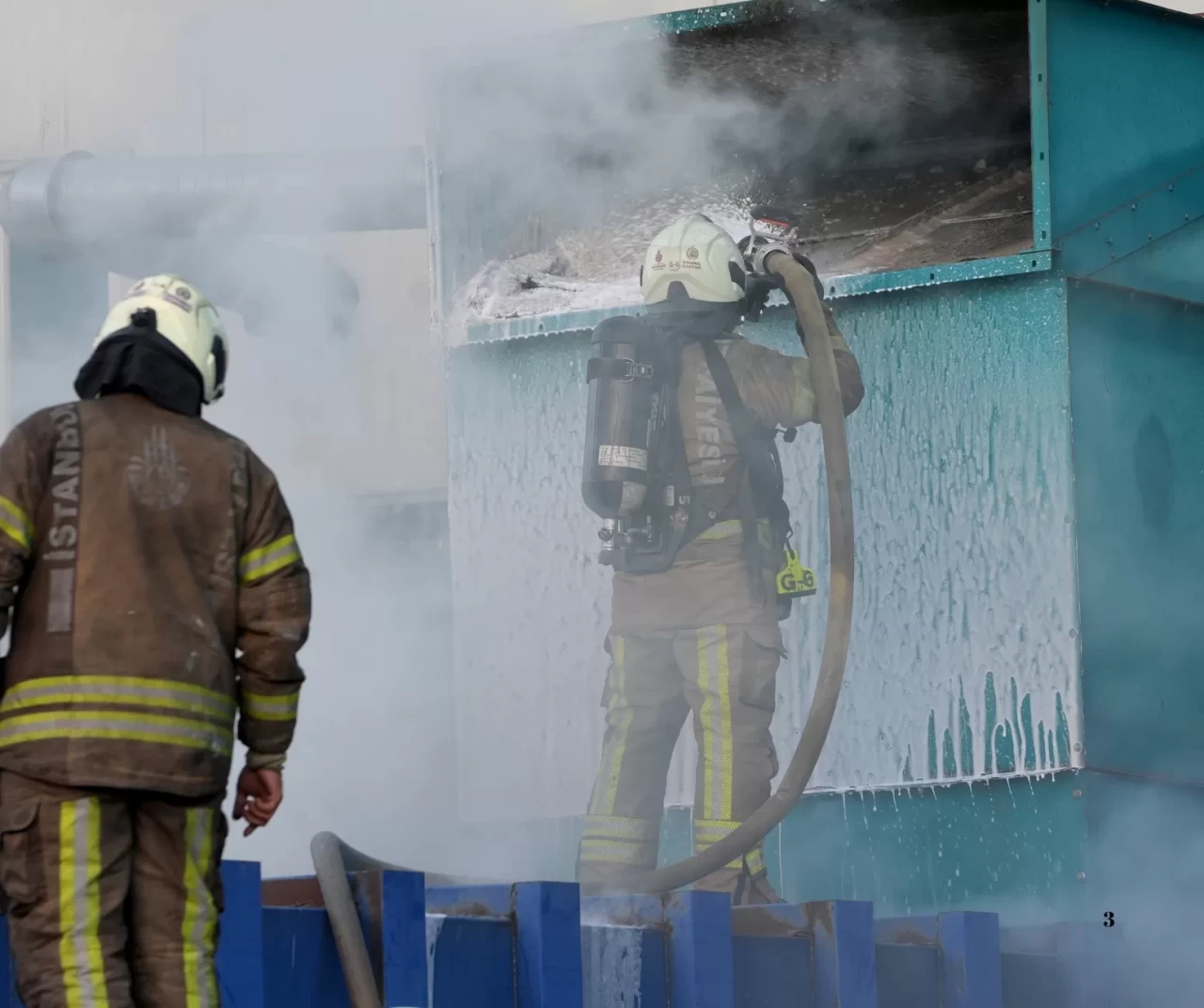 Arnavutköy'de 4 katlı fabrikada yangın: İtfaiye müdahalesi sürüyor