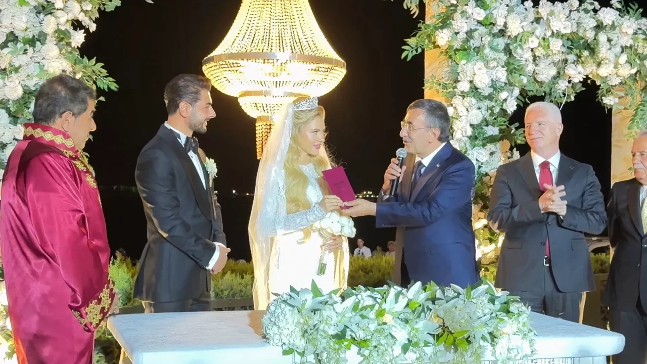 Cumhurbaşkanı Yardımcısı Yılmaz İstanbul’da düğünde: “Evlilikleri kolaylaştıralım” çağrısı