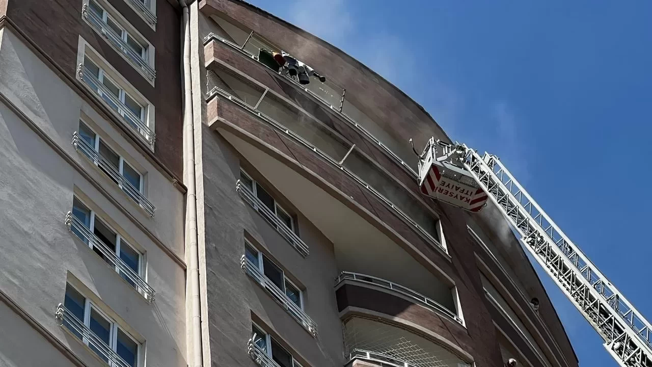 Kayseri'de 14 katlı binada yangın! Mahsur kalanlar kurtarılıyor