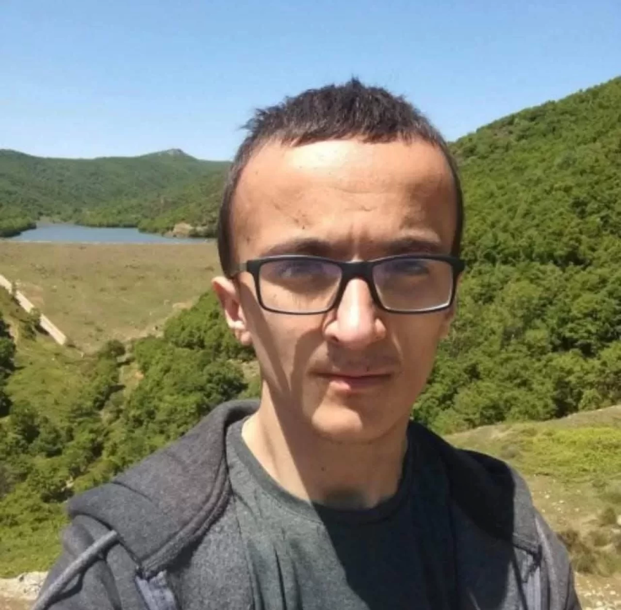 Başı çekyatın altına sıkışmış halde ölü bulundu