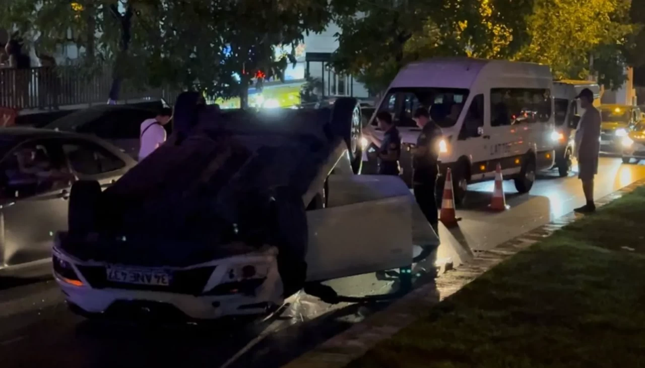 İstanbul'da kontrolden çıkan otomobil takla attı