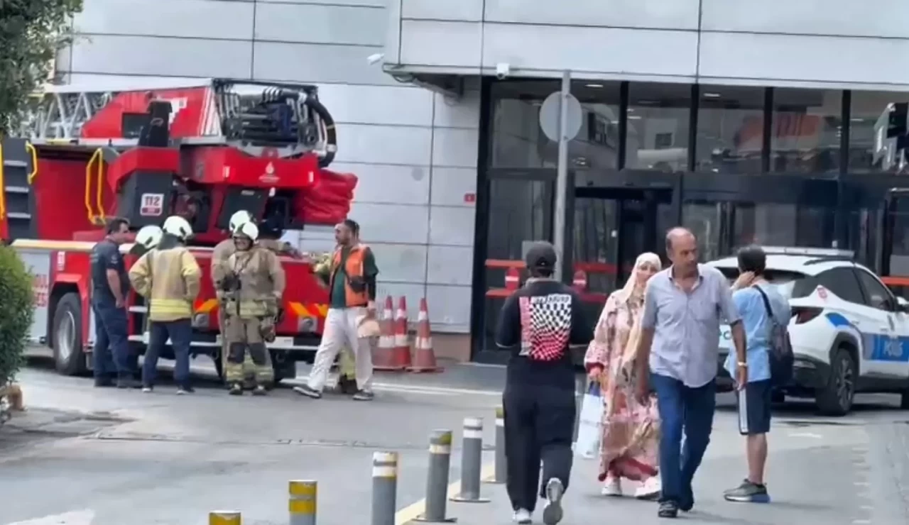Beylikdüzü'ndeki bir AVM'de yangın çıktı