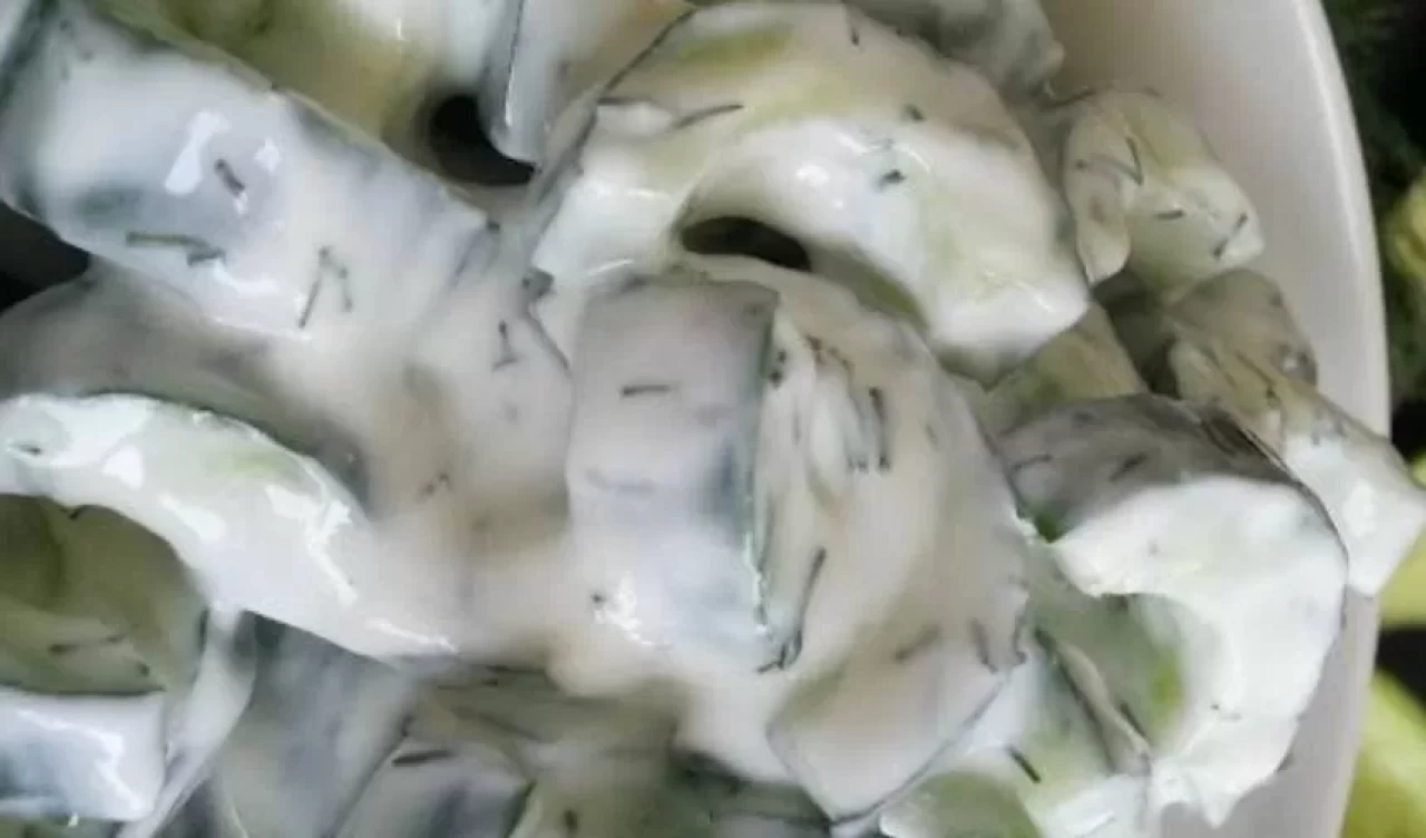 Yazın sıcağında serinleten sağlık dolu atıştırmalık! Yoğurtlu salatalık tarifi