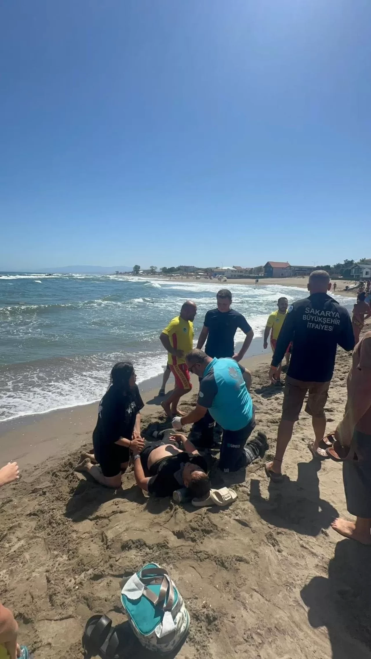 Yasağa rağmen denize açıldılar; son anda boğulmaktan kurtarıldılar